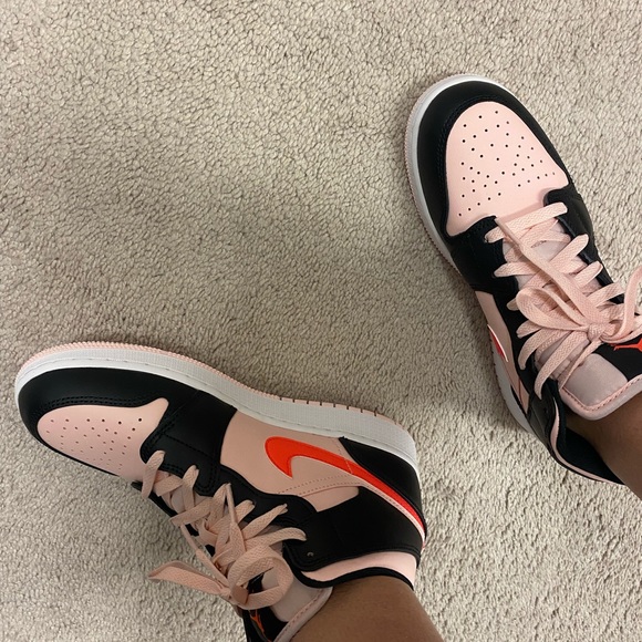 Jordan 1 mid- HOLD - Picture 3 of 7